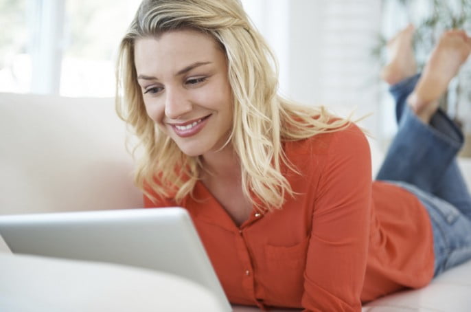 woman-reading-laptop-on-couch